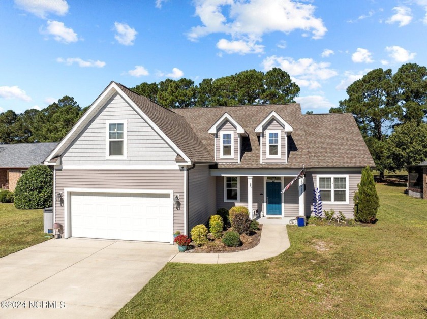 Discover this inviting 3-bedroom house (PLUS a bonus room!) - Beach Home for sale in New Bern, North Carolina on Beachhouse.com