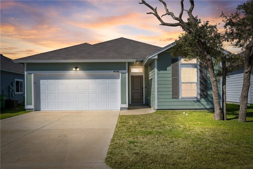This beautifully built Hogan home offers an open-concept layout - Beach Home for sale in Aransas Pass, Texas on Beachhouse.com