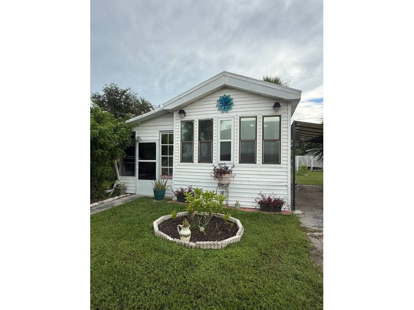 Welcome to this charming 1-bedroom, 1-bath home located in a - Beach Home for sale in St. Petersburg, Florida on Beachhouse.com