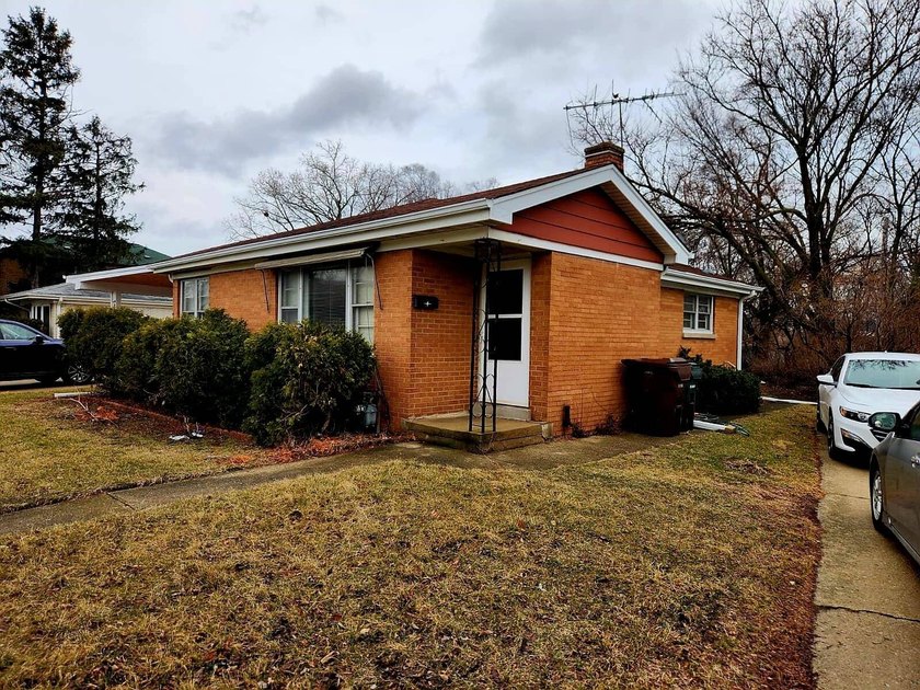 Welcome to this inviting home in a convenient Skokie location - Beach Home for sale in Skokie, Illinois on Beachhouse.com
