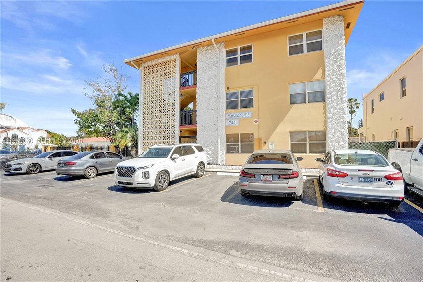 This awesome one-bedroom condo is perfectly located in the heart - Beach Condo for sale in Fort Lauderdale, Florida on Beachhouse.com
