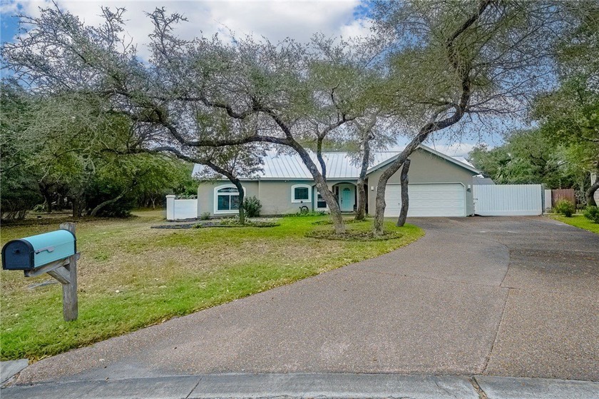 Nestled on a quiet cul-de-sac in the desirable Rockport Country - Beach Home for sale in Rockport, Texas on Beachhouse.com