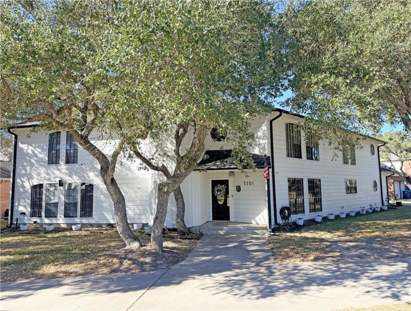 This classic-style 2-story residence is a statement of elegance - Beach Home for sale in Rockport, Texas on Beachhouse.com