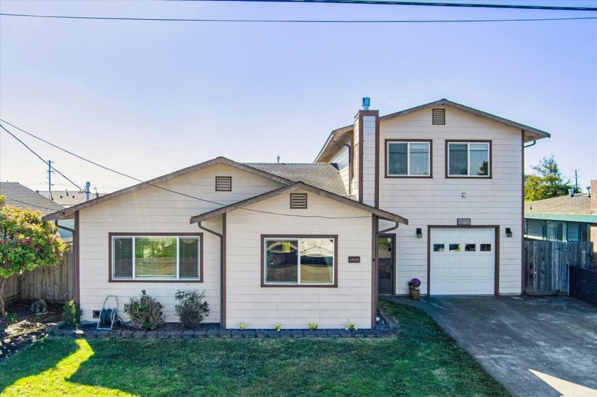 This spacious and updated Pierson style home, featuring bay - Beach Home for sale in Eureka, California on Beachhouse.com