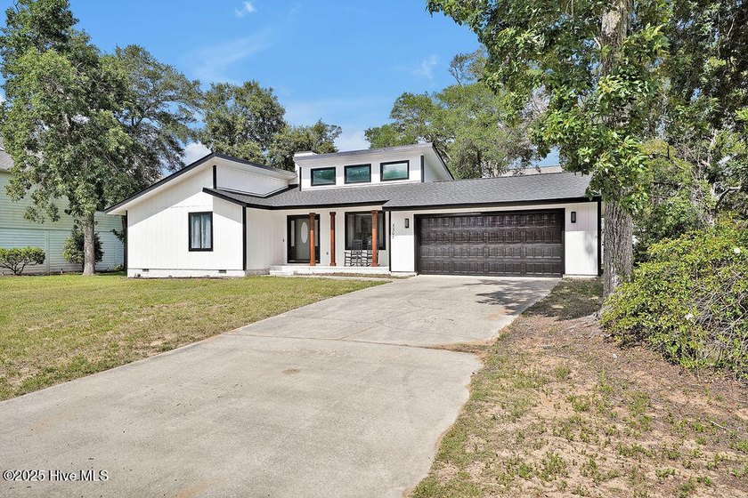 Welcome home to 3307 E Oak Island Drive where you will find a - Beach Home for sale in Oak Island, North Carolina on Beachhouse.com