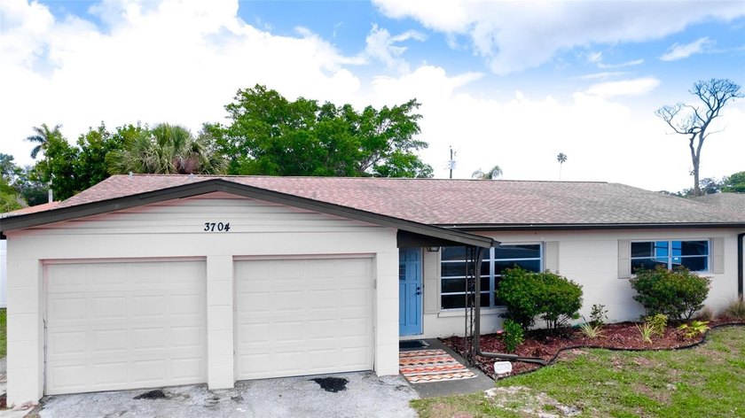 This spacious traditional Florida ranch home with 3 bedrooms and - Beach Home for sale in Bradenton, Florida on Beachhouse.com