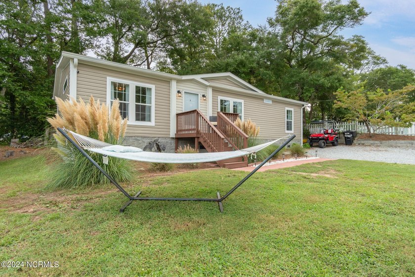 Nestled in the heart of Emerald Isle, your coastal cottage - Beach Home for sale in Emerald Isle, North Carolina on Beachhouse.com