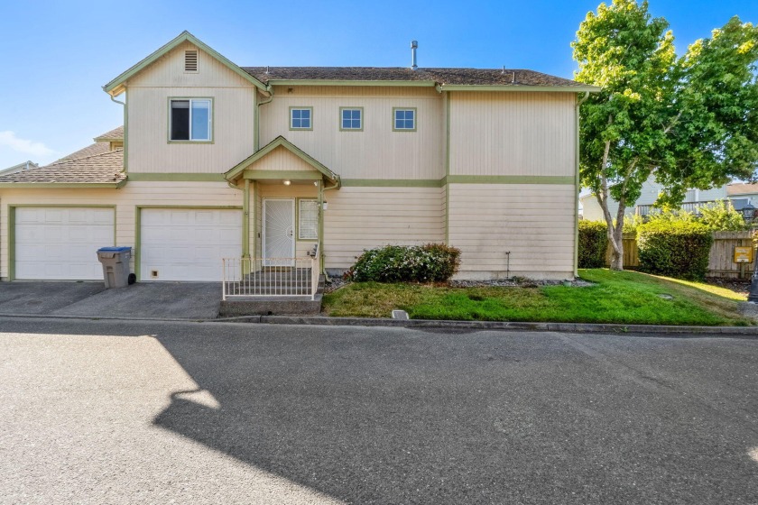 This charming three-bedroom townhouse feels like home from the - Beach Townhome/Townhouse for sale in Fortuna, California on Beachhouse.com