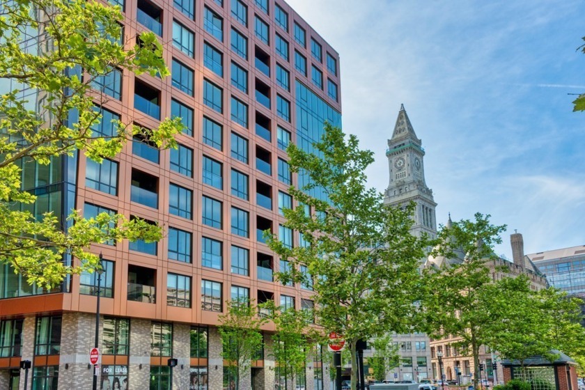 Stunning boutique residence with concierge and harbor views set - Beach Condo for sale in Boston, Massachusetts on Beachhouse.com
