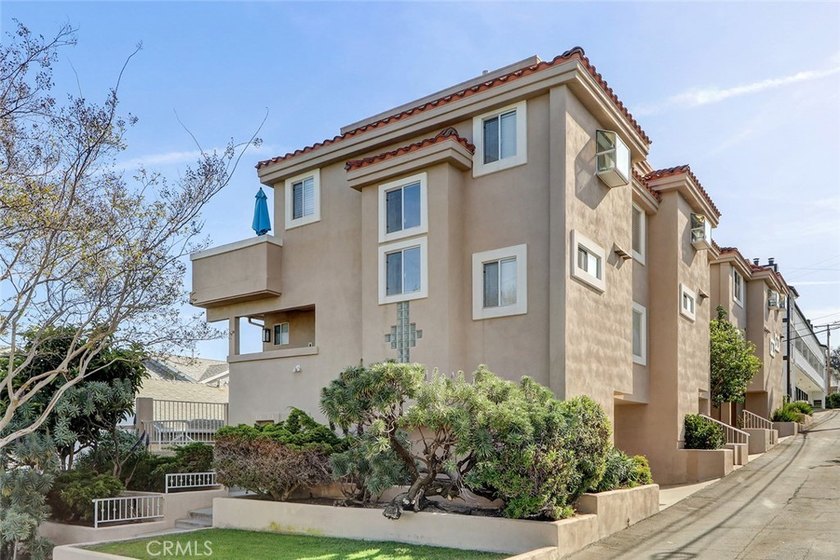 Nestled in a lovely El Segundo neighborhood, this end unit set - Beach Townhome/Townhouse for sale in El Segundo, California on Beachhouse.com