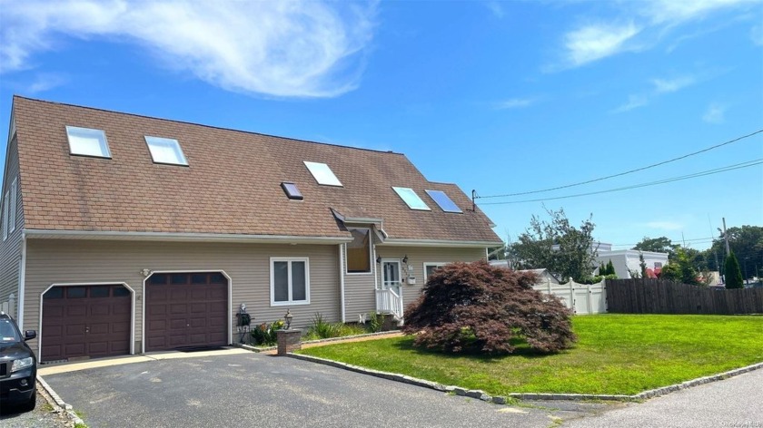 GREAT HOME ZONED RESIDENTIAL / COMMERCIAL 4 BR 3 BTH LOTS OF - Beach Home for sale in Bayport, New York on Beachhouse.com