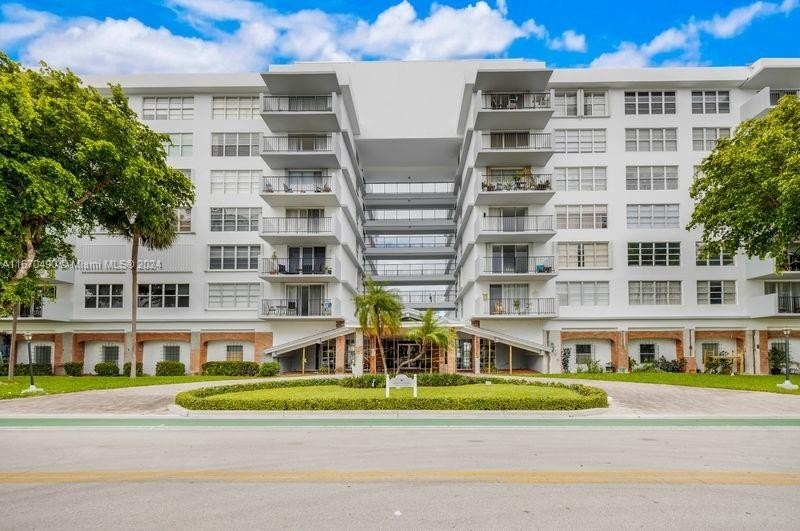 New Price! Bright and spacious corner unit (1,105 sq ft) in - Beach Condo for sale in Bay Harbor Islands, Florida on Beachhouse.com