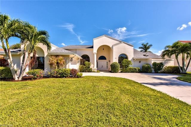LARGE 4 BEDROOM PLUS DEN/LOFT IN IMPERIAL GOLF ESTATES. OVER - Beach Home for sale in Naples, Florida on Beachhouse.com
