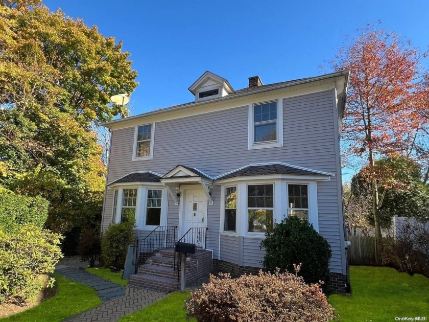 Huge Price Improvement! Welcome to this charming Colonial - Beach Home for sale in Oyster Bay, New York on Beachhouse.com