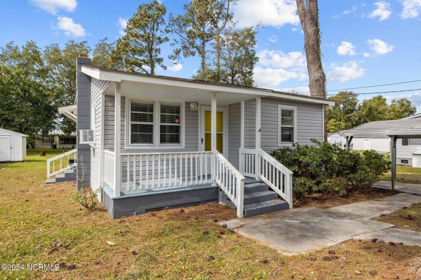 Charming and move-in ready! This cozy 552 sq ft cottage features - Beach Home for sale in Morehead City, North Carolina on Beachhouse.com