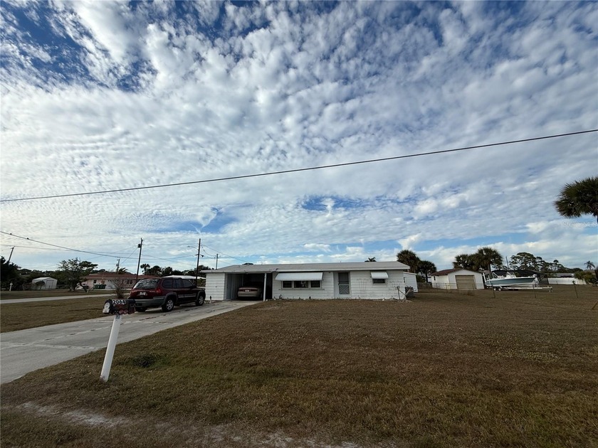 New to the market! Not in a flood zone and just 5 miles from - Beach Home for sale in Englewood, Florida on Beachhouse.com