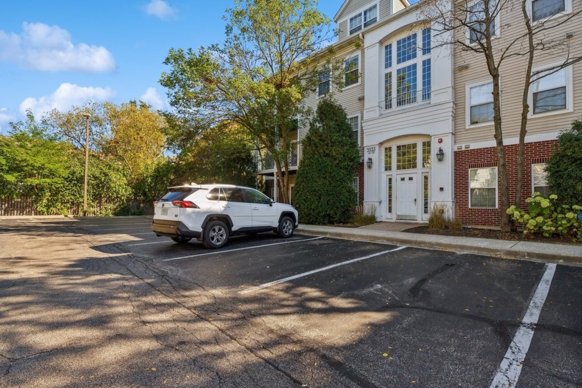 Rarely available large 2 bed, 2 bath with perfect open layout & - Beach Home for sale in Lake Bluff, Illinois on Beachhouse.com