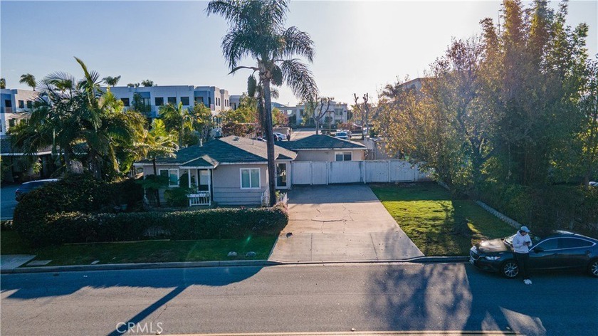 Situated in a highly strategic Newport Beach corridor, 2052 - Beach Commercial for sale in Newport Beach, California on Beachhouse.com