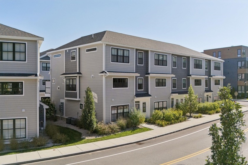 50 Cate Street #4 neighbors upscale apartments, cafes, fitness - Beach Apartment for sale in Portsmouth, New Hampshire on Beachhouse.com