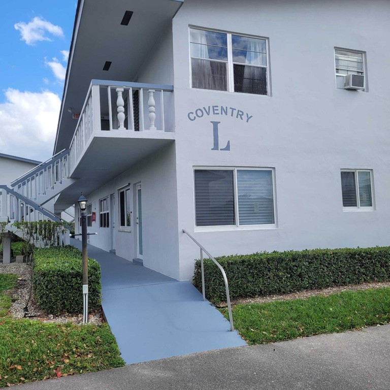 CASH BUYERS ONLY! Stunningly remodeled 1-bedroom, 1.5-bathroom - Beach Condo for sale in West Palm Beach, Florida on Beachhouse.com