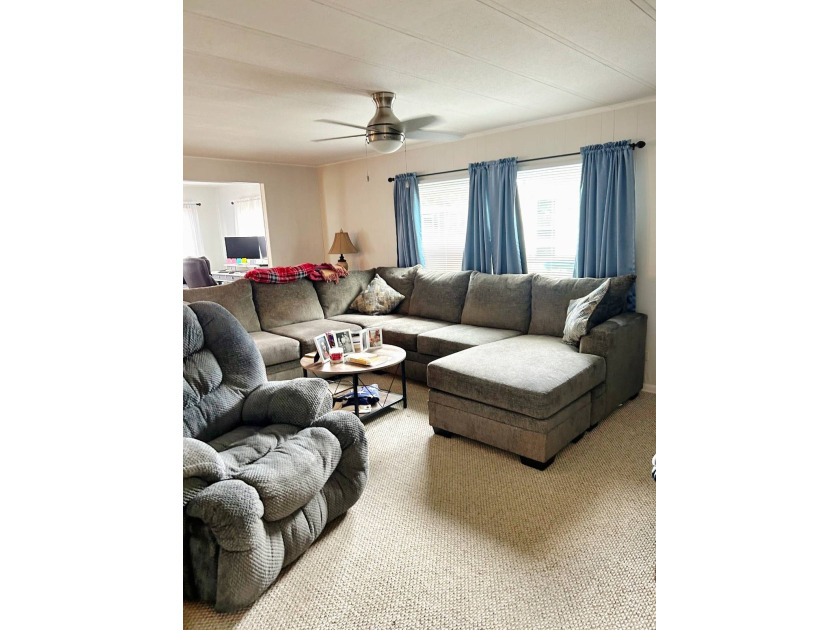 MAGNIFICENT CONDITION. Huge appx 1400 SQFT doublewide with a - Beach Home for sale in Largo, Florida on Beachhouse.com