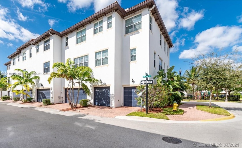 BEAUTIFUL MODERN, BRIGHT AND SPACIOUS 3 STORY TOWNHOME WITH 2 - Beach Townhome/Townhouse for sale in Miramar, Florida on Beachhouse.com