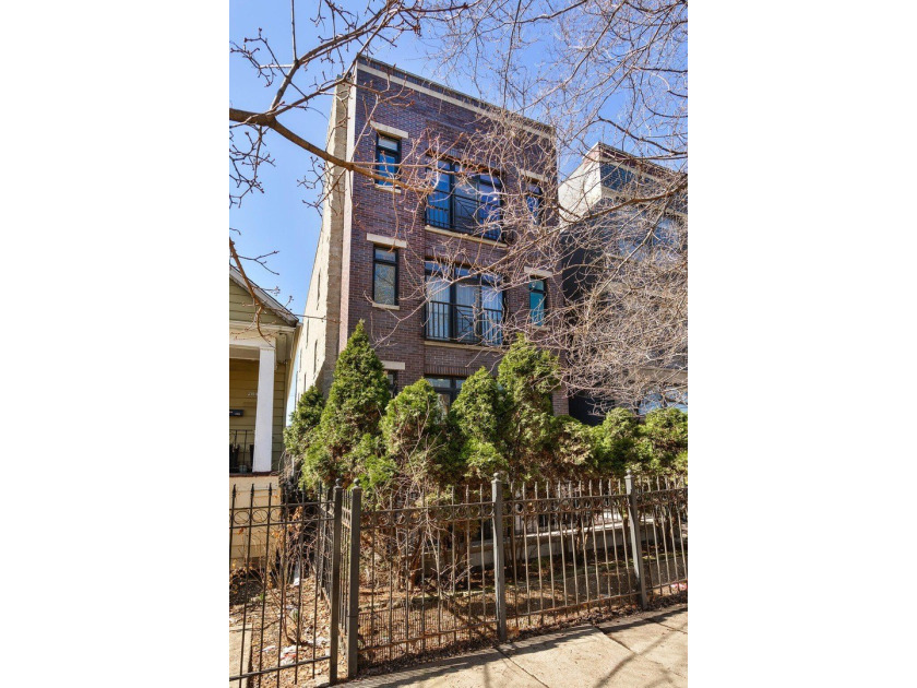 Absolutely stunning three-bedroom, three-bath duplex down - Beach Condo for sale in Chicago, Illinois on Beachhouse.com