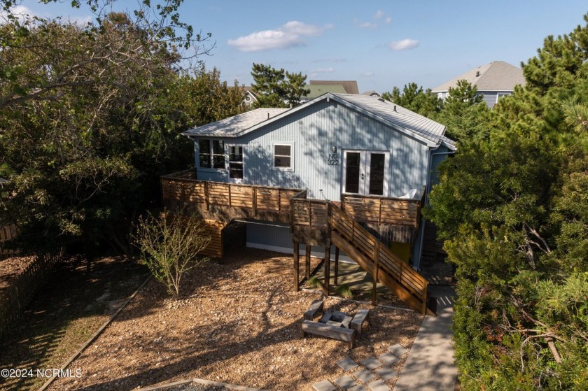 This stylish Nags Head Cove home offers a fresh feel with a - Beach Home for sale in Nags Head, North Carolina on Beachhouse.com