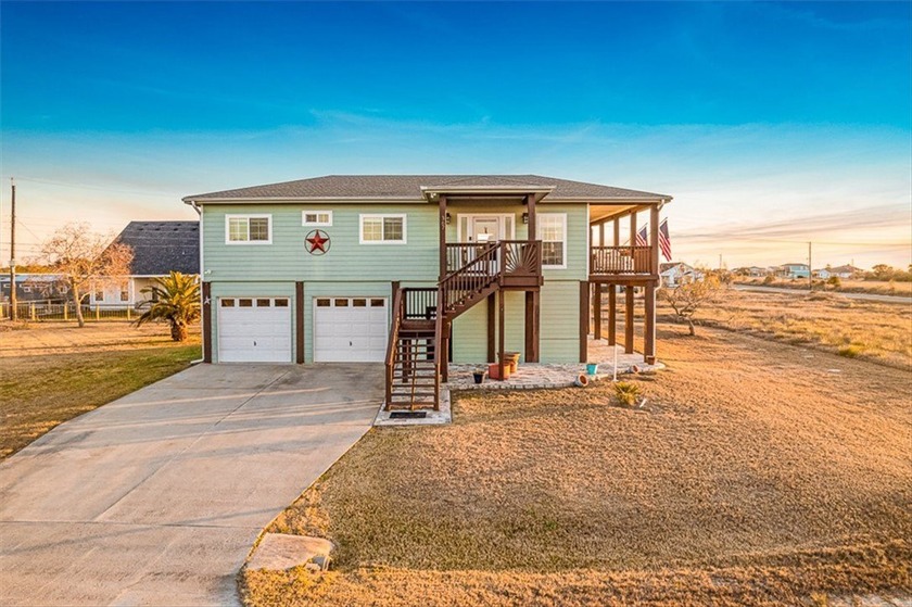 Wake up to coastal breezes and unwind to glowing Copano Bay - Beach Home for sale in Rockport, Texas on Beachhouse.com