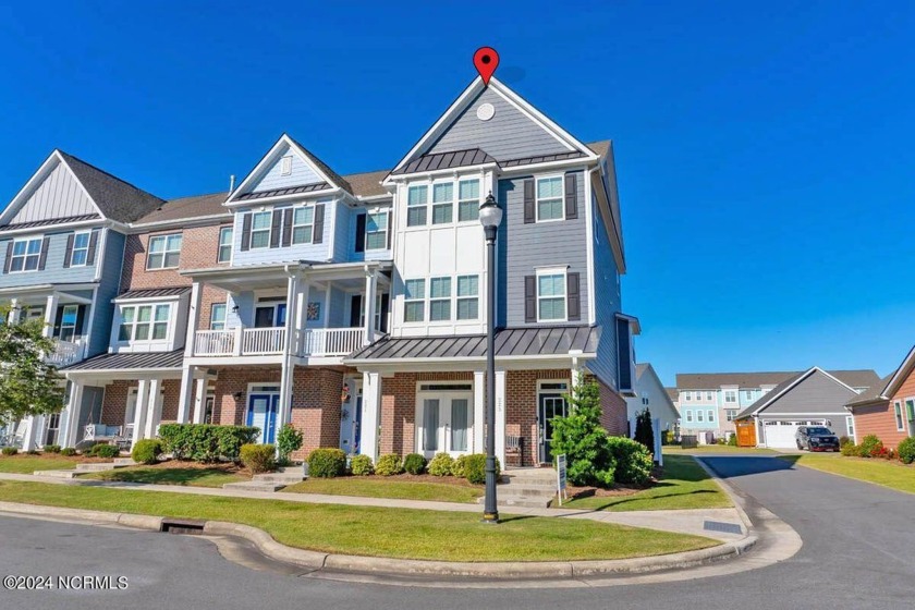 This stunning 4-bedroom, 3.5-bath townhouse is located in the - Beach Townhome/Townhouse for sale in Beaufort, North Carolina on Beachhouse.com