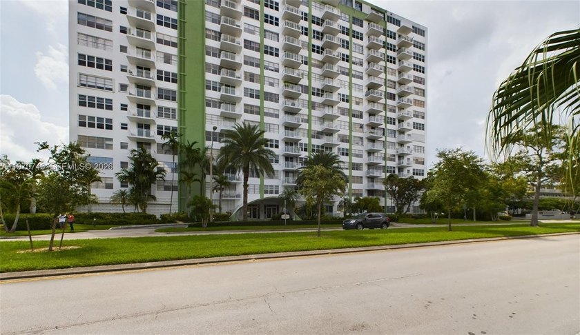 Beautifully maintained 7th-floor residence at Bayview Towers - Beach Condo for sale in North Miami, Florida on Beachhouse.com