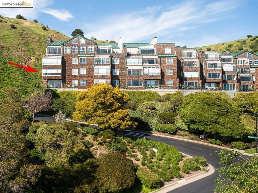 Open Sunday, September 22, 2-4:30. This 3 bedroom, 2 bath corner - Beach Condo for sale in Richmond, California on Beachhouse.com