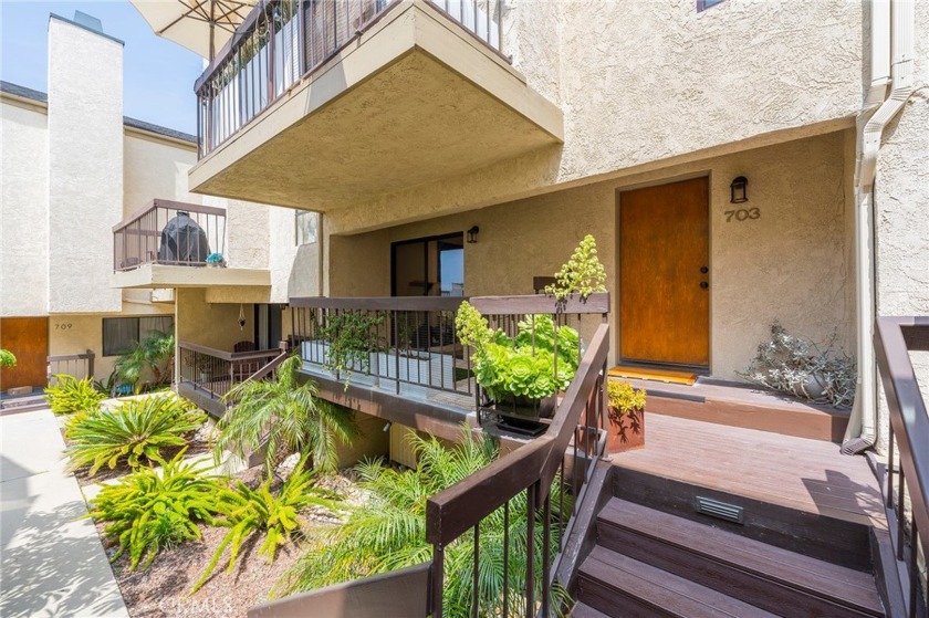Welcome to 'beach living'!  Here is a beautiful and immaculate - Beach Townhome/Townhouse for sale in Hermosa Beach, California on Beachhouse.com