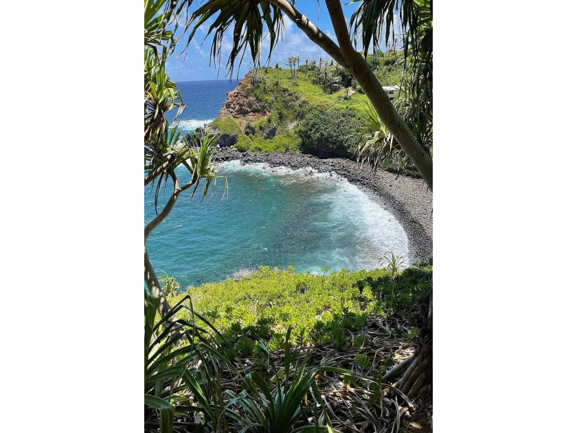 One Acre of Oceanfront Land for Sale in Huelo, Maui w/ a natural - Beach Acreage for sale in Haiku, Hawaii on Beachhouse.com