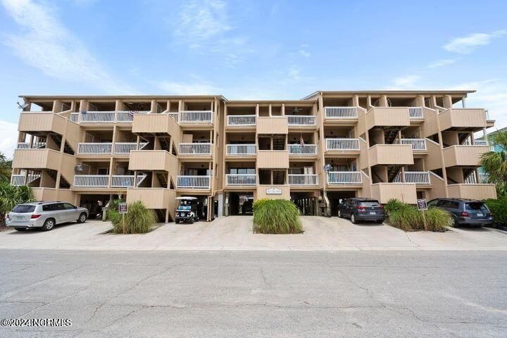 Beautifully updated and fully furnished condo just steps away - Beach Condo for sale in Carolina Beach, North Carolina on Beachhouse.com