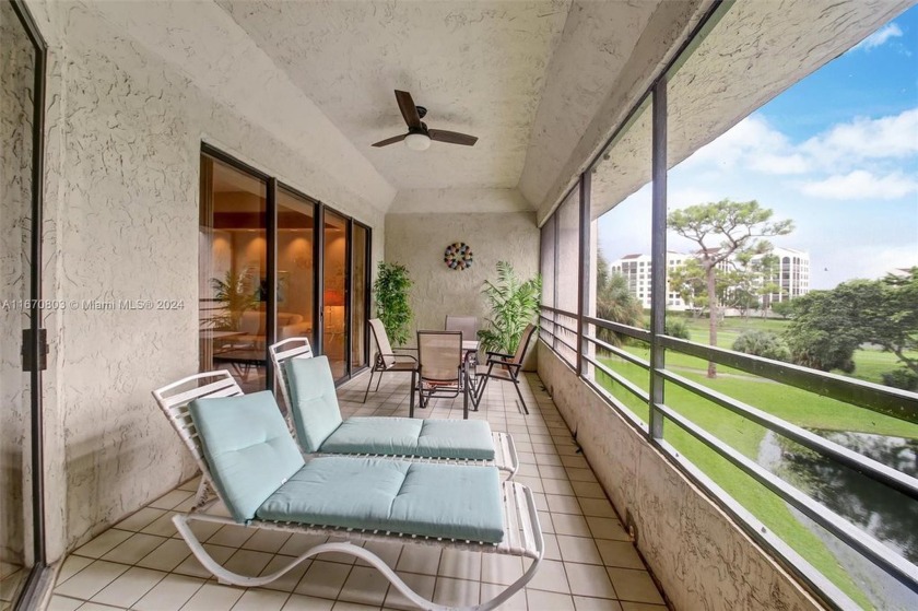 Beautiful corner, top floor unit in Boca Pointe. This unit - Beach Condo for sale in Boca Raton, Florida on Beachhouse.com