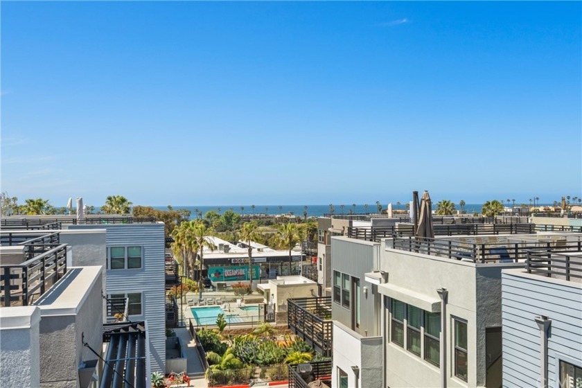 OCEAN VIEWS/ROOFTOP DECK - RARE 5Bed/4Ba end unit, 2,556 sq ft - Beach Townhome/Townhouse for sale in Oceanside, California on Beachhouse.com