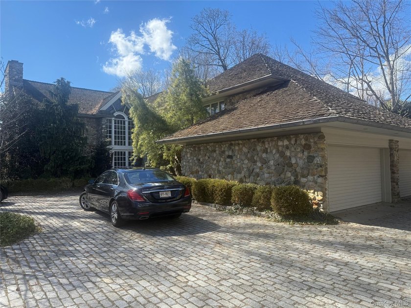 Set on a prime waterfront property in the prestigious Village of - Beach Home for sale in Great Neck, New York on Beachhouse.com