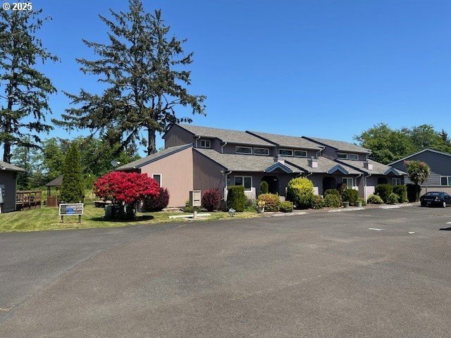 Charming townhouse style condo with vaulted ceilings, picture - Beach Condo for sale in Warrenton, Oregon on Beachhouse.com
