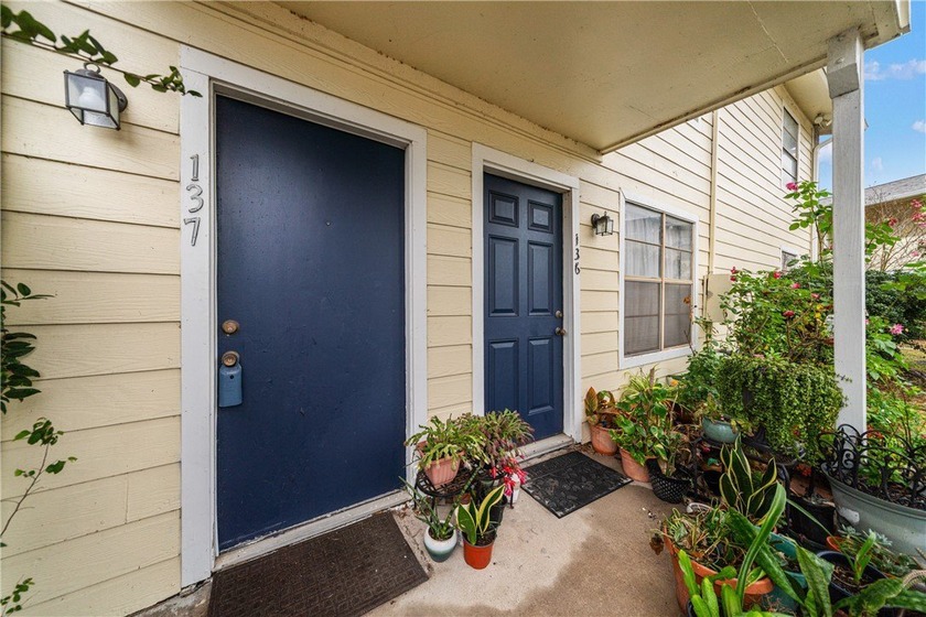 Welcome to this cozy 2 bedroom, 2 bath condo offering about 940 - Beach Condo for sale in Corpus Christi, Texas on Beachhouse.com