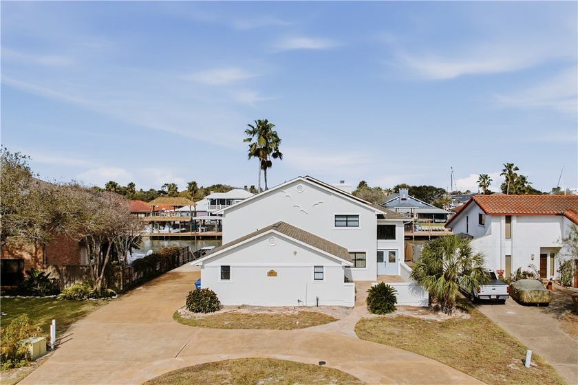 Situated on a 100-foot-wide canal with direct access to the - Beach Home for sale in Corpus Christi, Texas on Beachhouse.com