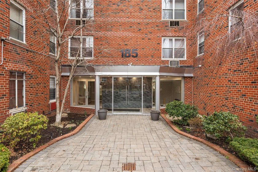 Bright and inviting, this Junior 4 apartment in the heart of - Beach Home for sale in Great Neck, New York on Beachhouse.com