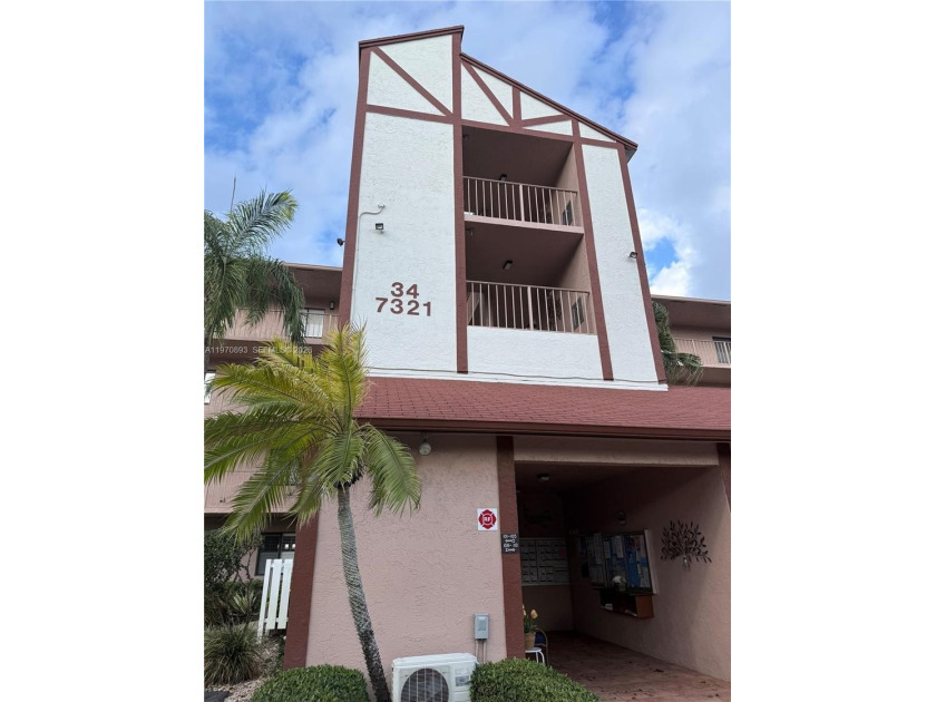 Fabulous location. Great priced 2/2 condo with water view - Beach Condo for sale in Delray Beach, Florida on Beachhouse.com