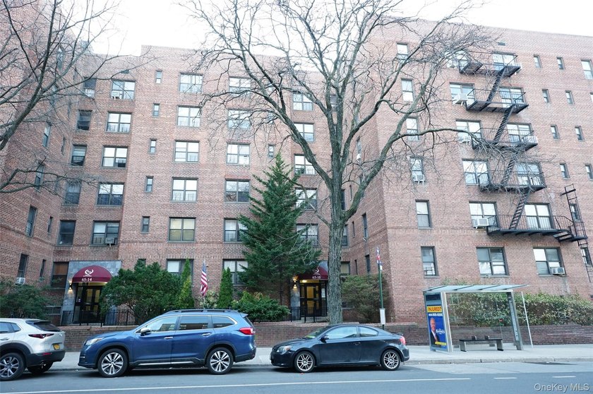 The largest one-bedroom unit on the top floor is very quiet - Beach Home for sale in Forest Hills, New York on Beachhouse.com