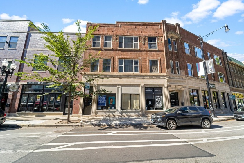 -FRIENDLY! Stunning top-floor condo with a loft-like design - Beach Home for sale in Chicago, Illinois on Beachhouse.com