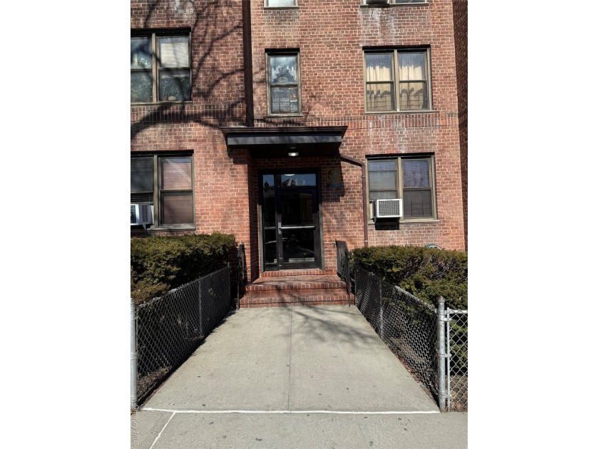 Welcome to Wakefield Coops. This is a well kept large 2 bedroom - Beach Home for sale in Bronx, New York on Beachhouse.com