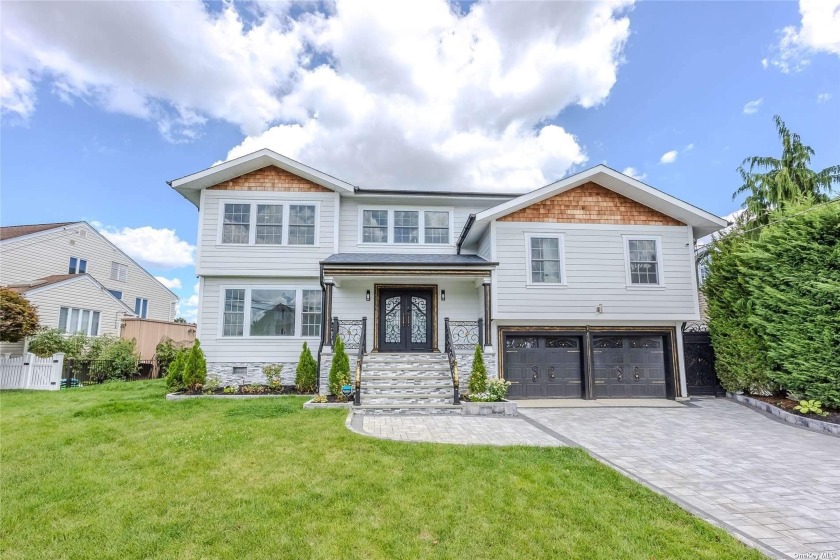 Absolutely stunning colonial in Mediterranean style renovated in - Beach Home for sale in Merrick, New York on Beachhouse.com