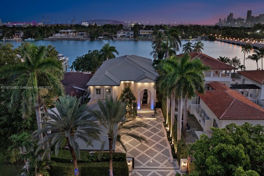 Welcome to luxury waterfront living at 176 S Hibiscus Drive in - Beach Home for sale in Miami Beach, Florida on Beachhouse.com