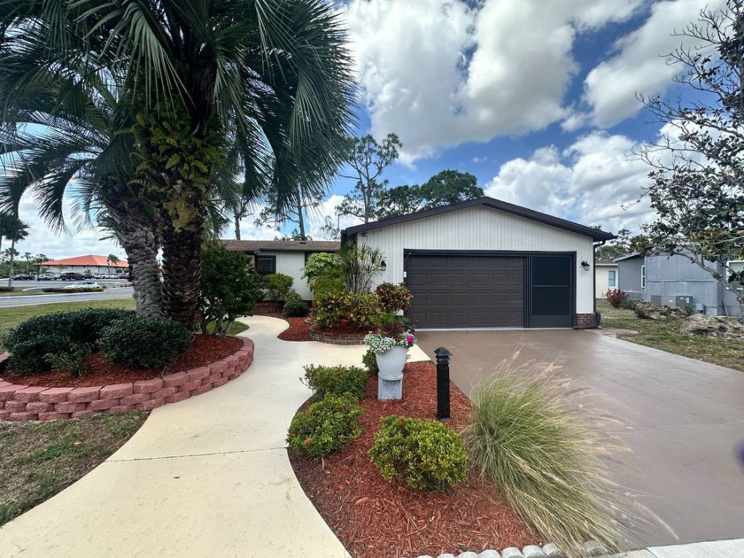 Lot Rent $1342.00    This well cared for 2 bedrooms, 2 bathrooms - Beach Home for sale in North Fort Myers, Florida on Beachhouse.com