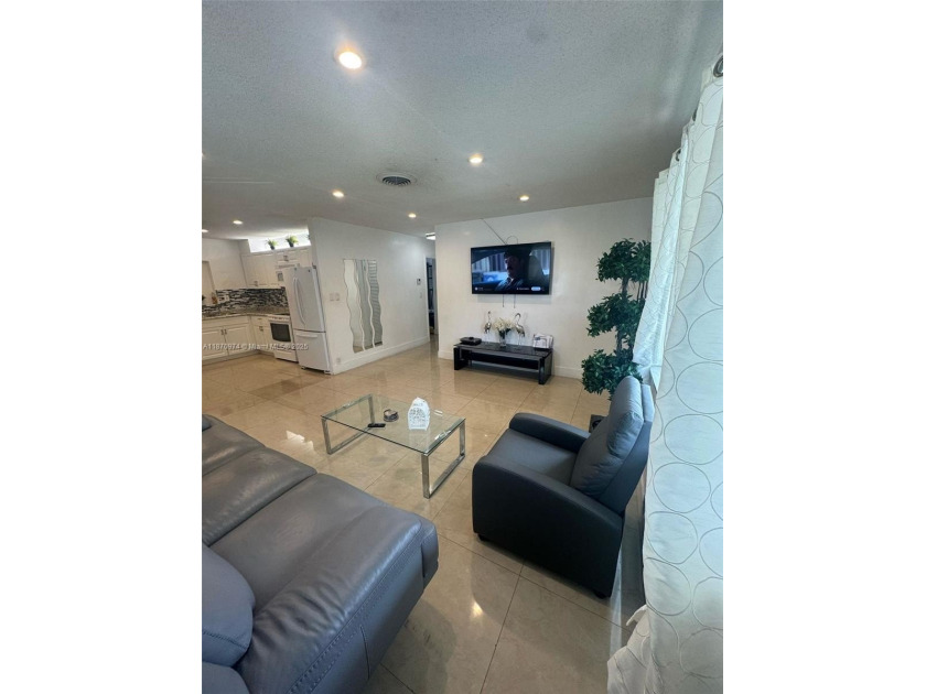 ALL AGEST COMMUNITY!! Beautiful single family home 2/2 open - Beach Home for sale in Tamarac, Florida on Beachhouse.com